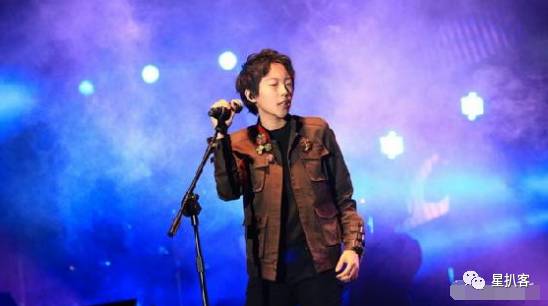 窦靖童孝顺,窦靖童照片被夸有个性