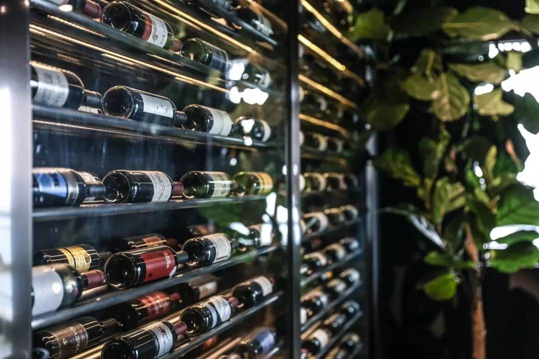 下关高颜值男服务员,招聘高颜值男服务员