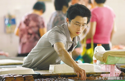 卖豆腐一年可以挣多少钱,农村小伙卖豆腐年赚七八万