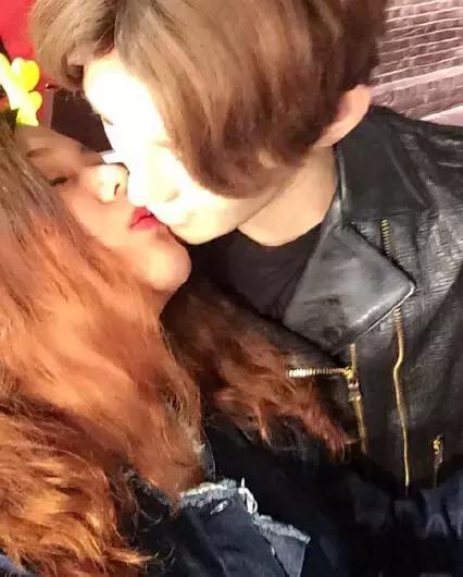 鹿晗蜡像被亲掉一层皮,鹿晗蜡像被迷妹亲掉一层皮