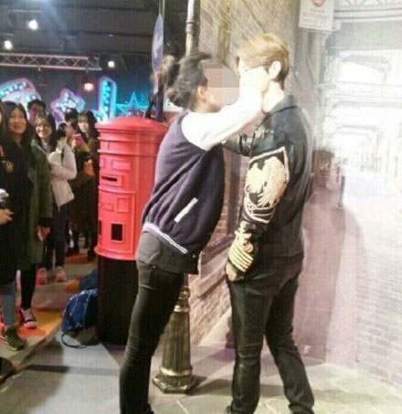 泥萌认识鹿晗吗？就“亲”他，看看，这才是最真实的鹿晗