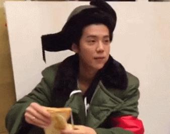 泥萌认识鹿晗吗？就“亲”他，看看，这才是最真实的鹿晗