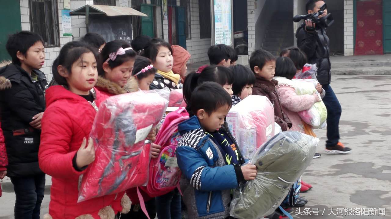 跑了大半个洛阳城买礼物—拿到新年礼物,孩子们笑了,家长却哭了