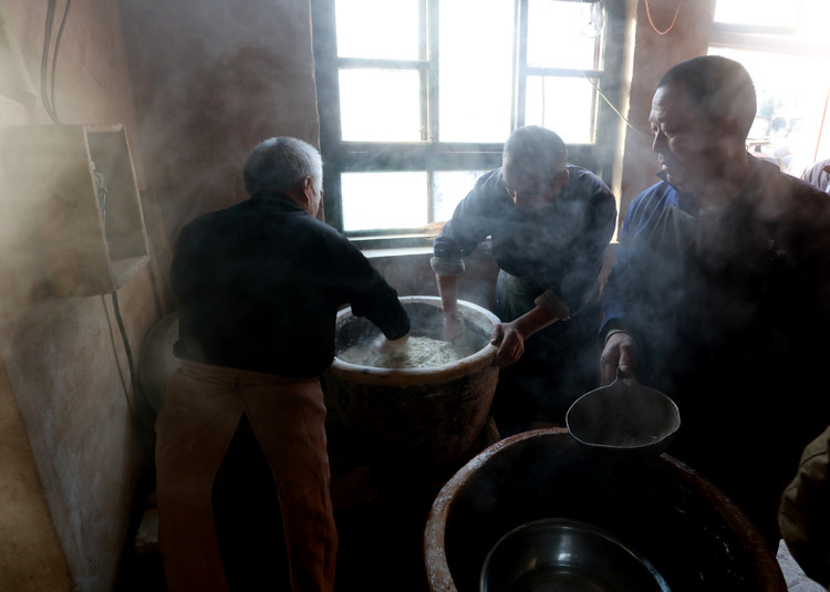 左手端瓢、右拳震瓢，才是正确的漏粉条姿势，老手艺多少人见过？