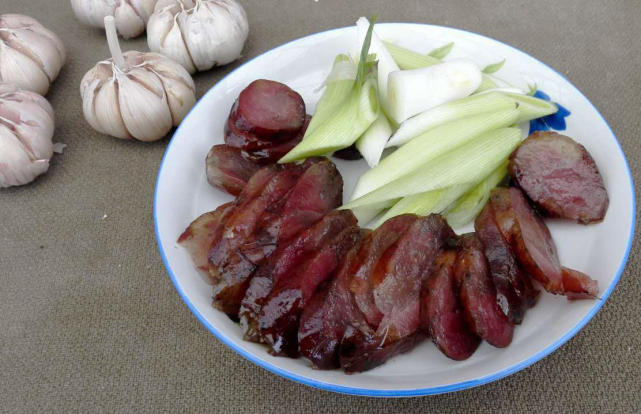 小腊肠怎么做下酒,腊肠下酒怎么做好吃