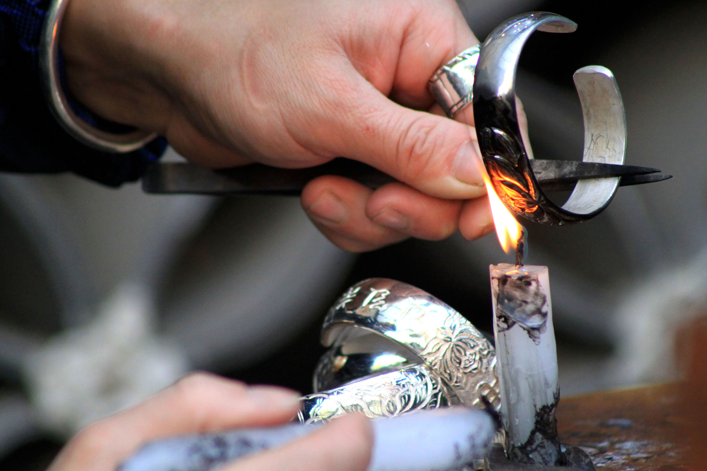 纯银手工打磨视频,手工打磨银品全过程