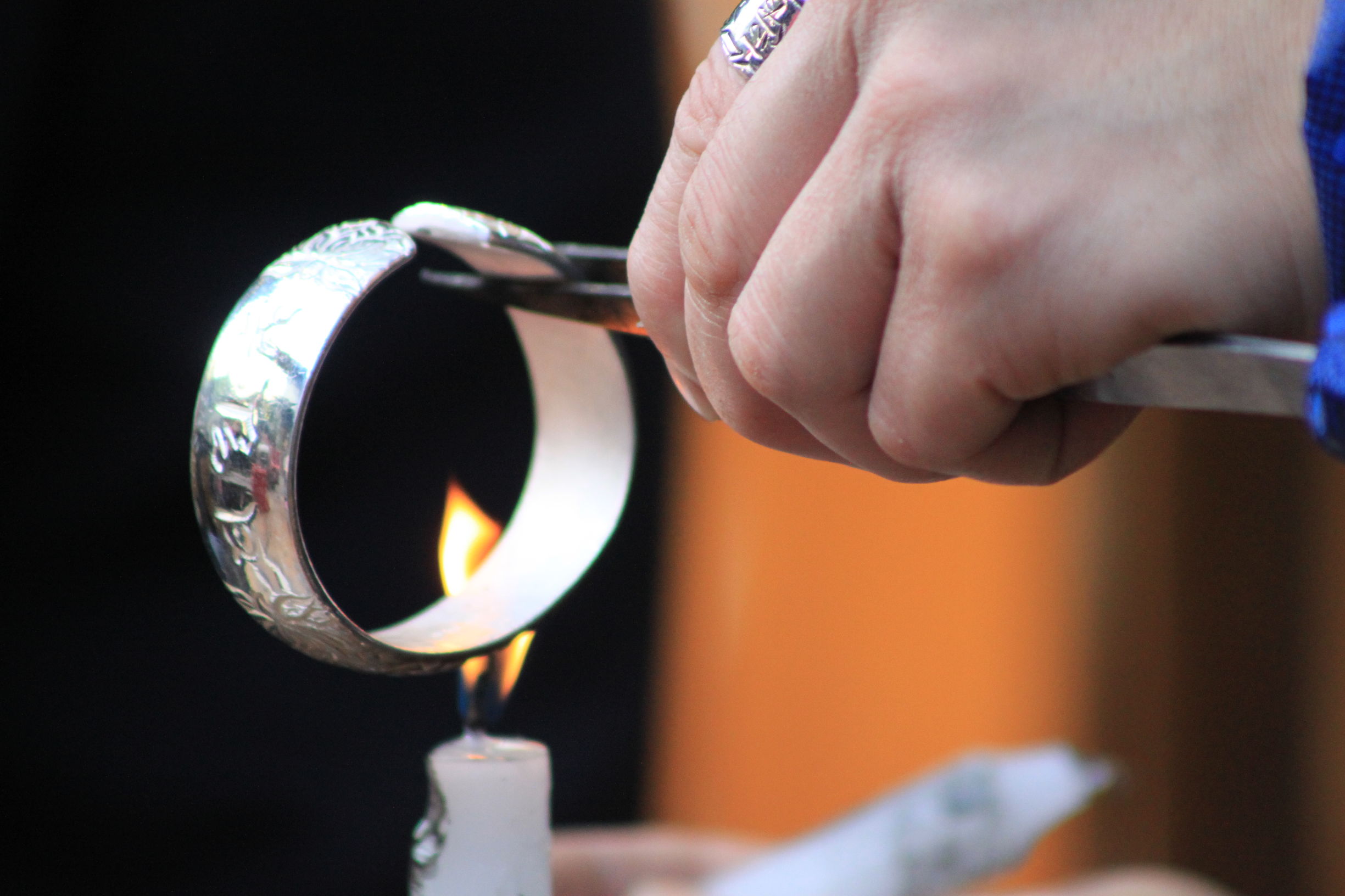 纯银手工打磨视频,手工打磨银品全过程