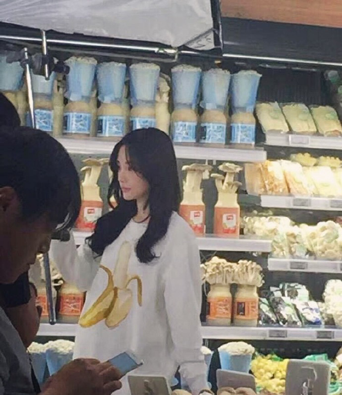 这件香蕉卫衣火遍中韩娱乐圈,狠狠心就可以穿张艺兴、李圣经同款