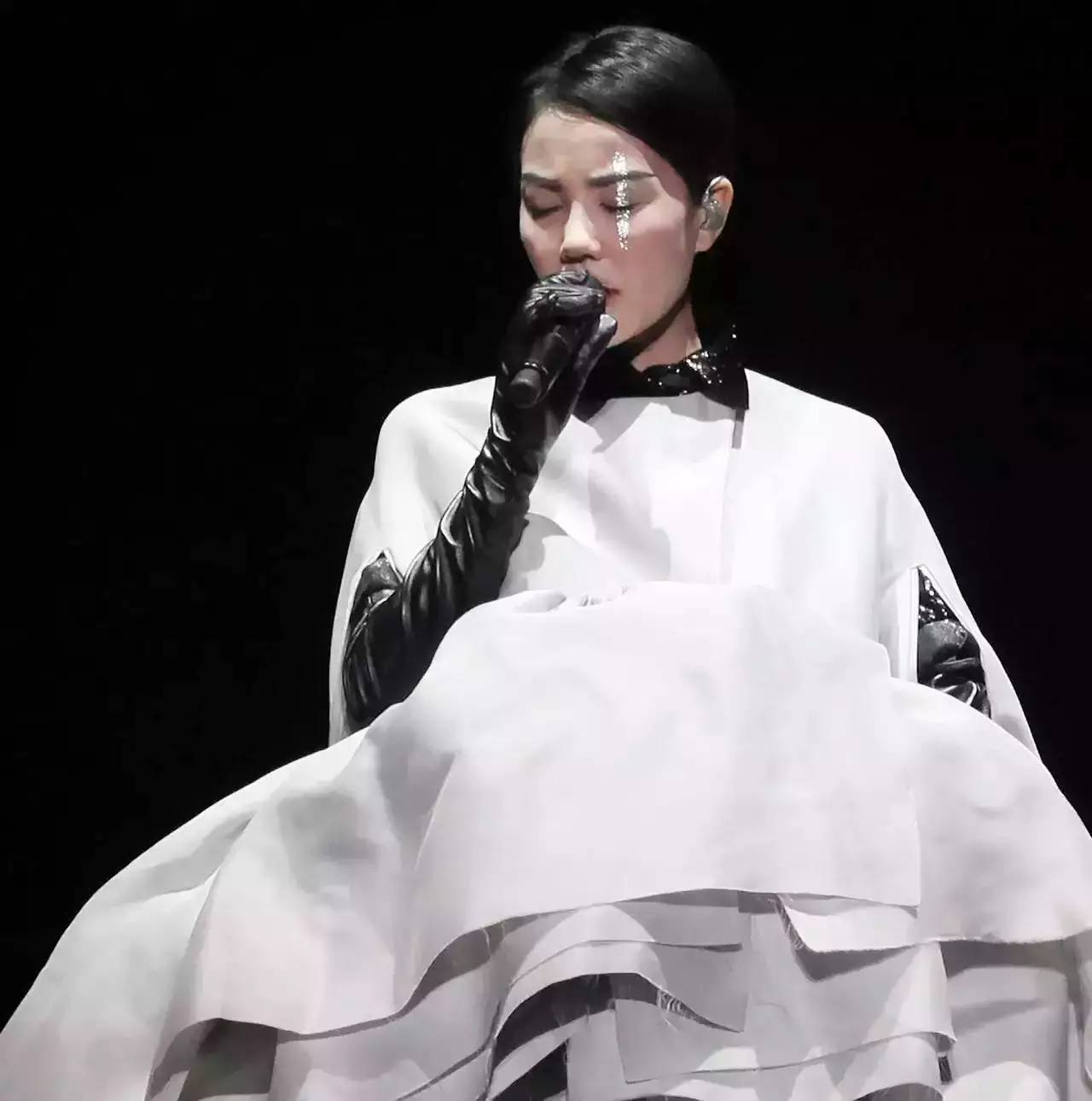 天价？跑调？那又怎样？王菲依旧是那个超级时尚IT