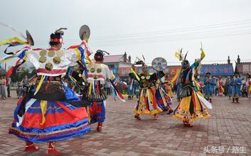 满族人过年有讲究:年猪不得有白毛,还要请乌鸦来吃肉?