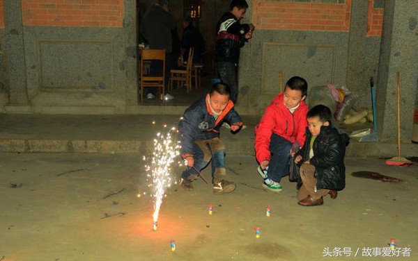 民间故事过年放鞭炮,民间故事过年的传说