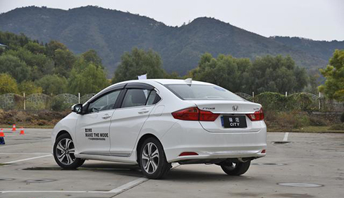 它顶配不到12万轻松装4个大登机箱省油堪比混动