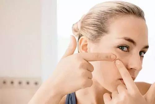 长痘留了个疤一直不掉,脸上起痘留疤怎么办