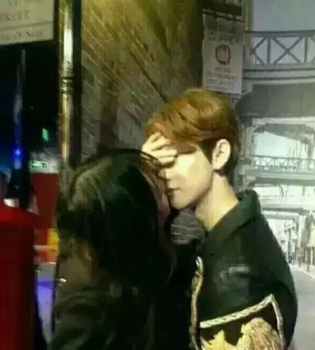 鹿晗蜡像被亲掉一层皮,鹿晗蜡像被迷妹亲掉一层皮