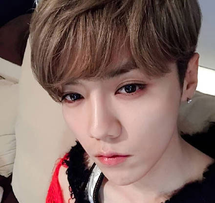 泥萌认识鹿晗吗？就“亲”他，看看，这才是最真实的鹿晗