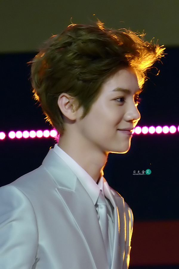 泥萌认识鹿晗吗？就“亲”他，看看，这才是最真实的鹿晗