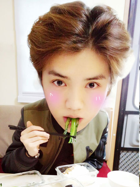 泥萌认识鹿晗吗？就“亲”他，看看，这才是最真实的鹿晗