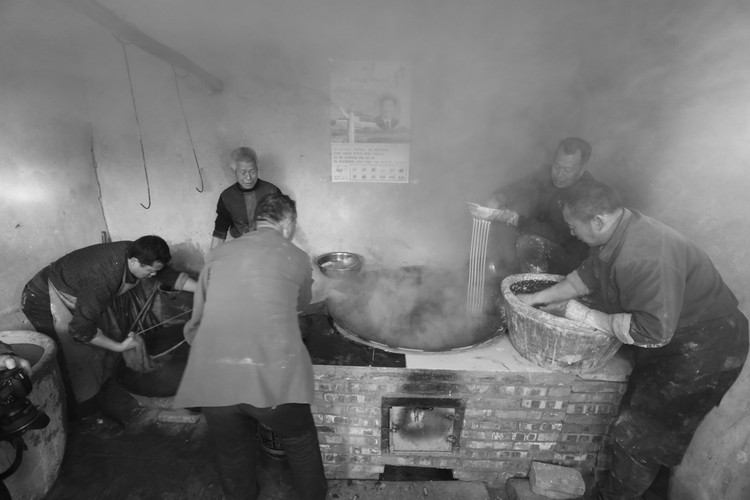 左手端瓢、右拳震瓢，才是正确的漏粉条姿势，老手艺多少人见过？