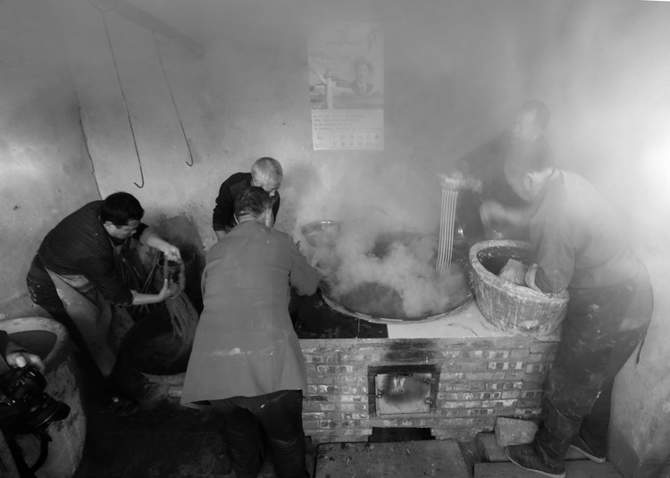 左手端瓢、右拳震瓢，才是正确的漏粉条姿势，老手艺多少人见过？