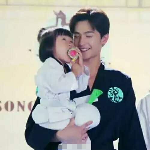 天生桃花眼！前有梁朝伟后有王俊凯，最绝是杨洋对猪的深情凝视~