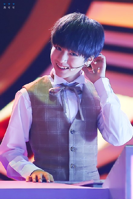 天生桃花眼！前有梁朝伟后有王俊凯，最绝是杨洋对猪的深情凝视~