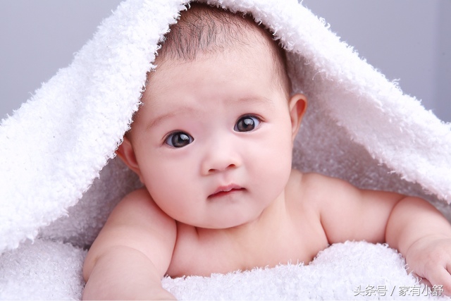 宝宝出生就睁眼睛怎么回事,宝宝出生眼皮一直都睁不大