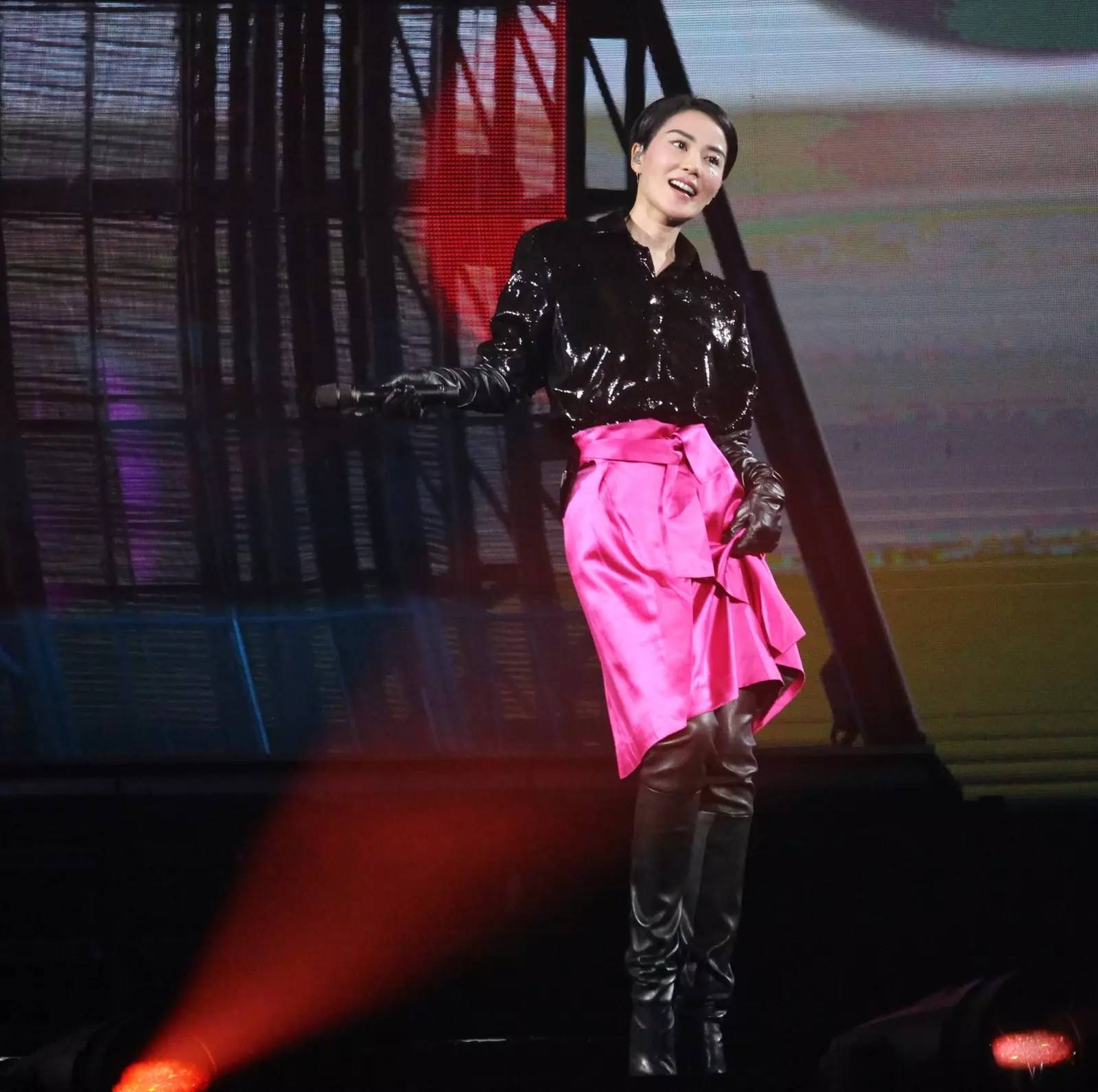 天价？跑调？那又怎样？王菲依旧是那个超级时尚IT