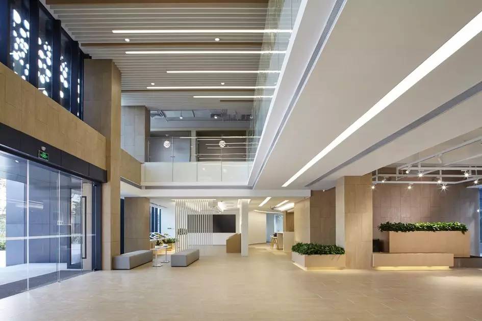 现代办公楼设计高级感,珠海现代简约办公楼会议室装修