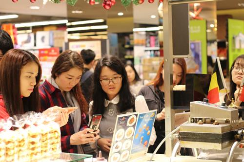 老板,一杯热朱古力,一份烈日窝夫+士多啤梨酱······