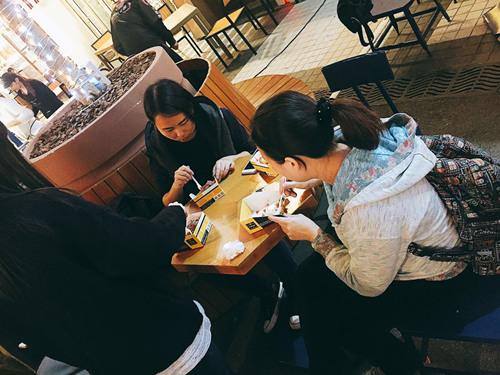 老板,一杯热朱古力,一份烈日窝夫+士多啤梨酱······