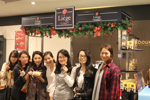 老板,一杯热朱古力,一份烈日窝夫+士多啤梨酱······