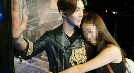 泥萌认识鹿晗吗？就“亲”他，看看，这才是最真实的鹿晗