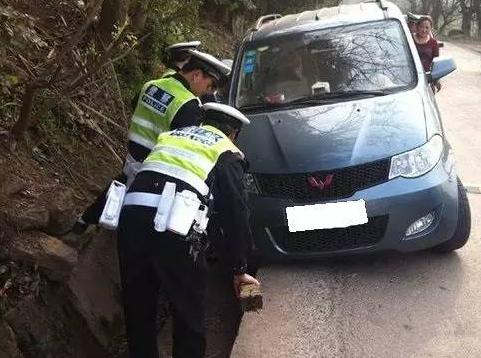 车辆陷沙坑怎么自救,车陷泥坑怎么拉出来