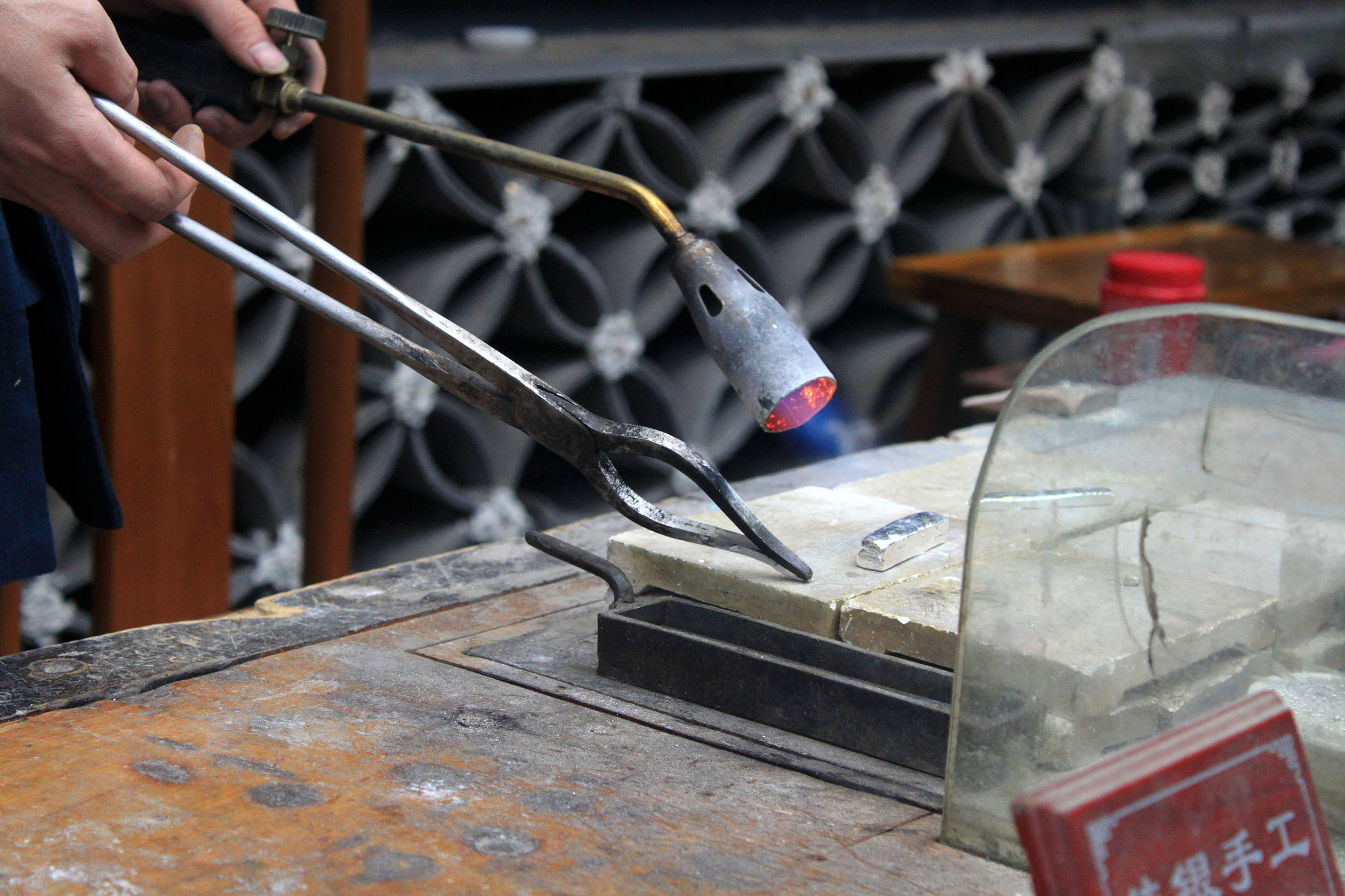 纯银手工打磨视频,手工打磨银品全过程