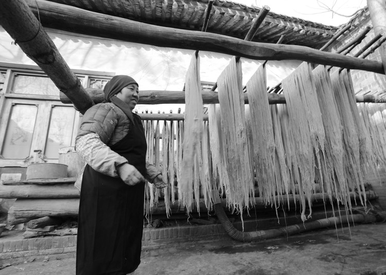 左手端瓢、右拳震瓢，才是正确的漏粉条姿势，老手艺多少人见过？