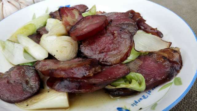 小腊肠怎么做下酒,腊肠下酒怎么做好吃