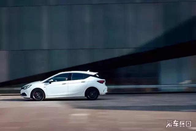 同一款车两厢跟三厢空间一样吗,同一款车两厢和三厢哪个贵