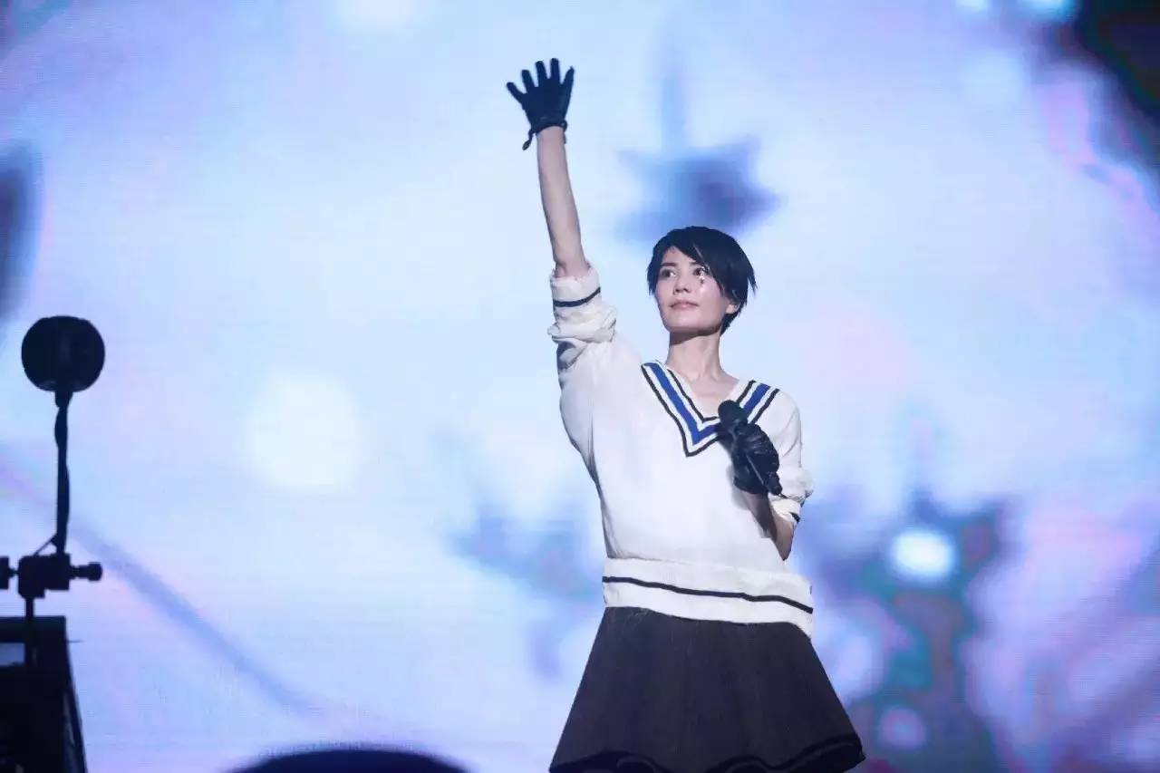 天价？跑调？那又怎样？王菲依旧是那个超级时尚IT