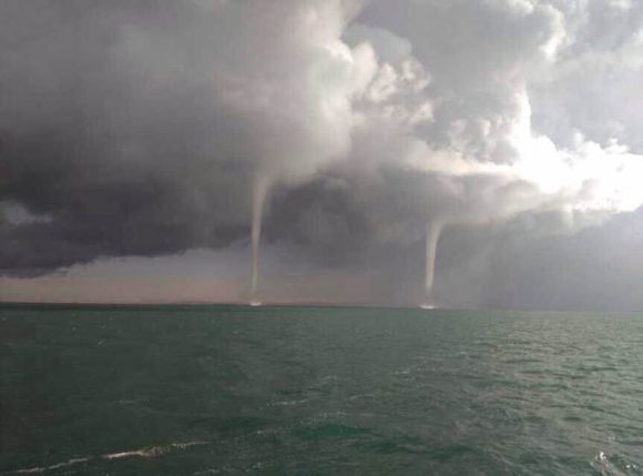 你知道龙吸水是怎么形成的视频,龙吸水形成全过程真实