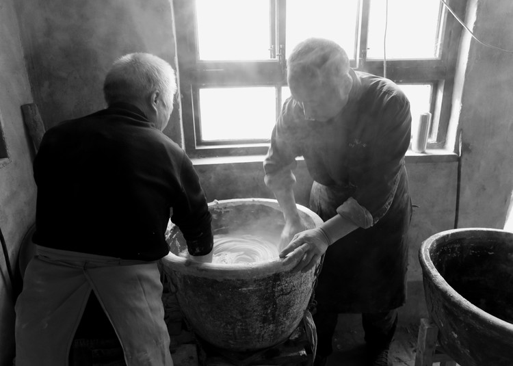 左手端瓢、右拳震瓢，才是正确的漏粉条姿势，老手艺多少人见过？