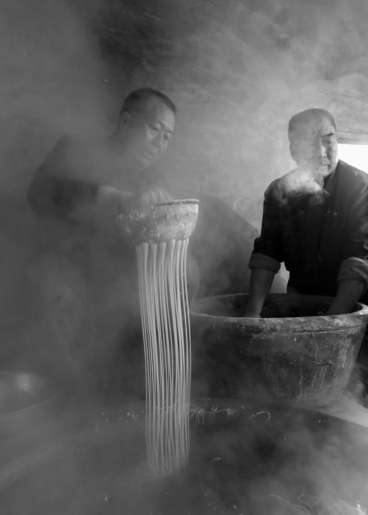 左手端瓢、右拳震瓢，才是正确的漏粉条姿势，老手艺多少人见过？