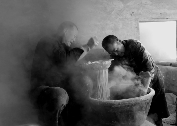 左手端瓢、右拳震瓢，才是正确的漏粉条姿势，老手艺多少人见过？