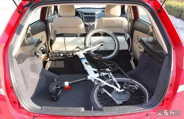 同一款车两厢跟三厢空间一样吗,同一款车两厢和三厢哪个贵