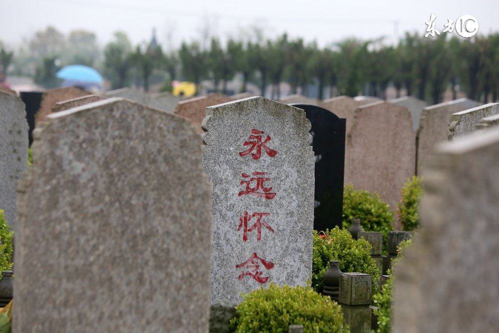 墓碑被篡改，墓主人另有其人，且是一个受人尊敬的英雄。