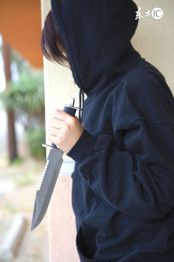 墓碑被篡改，墓主人另有其人，且是一个受人尊敬的英雄。