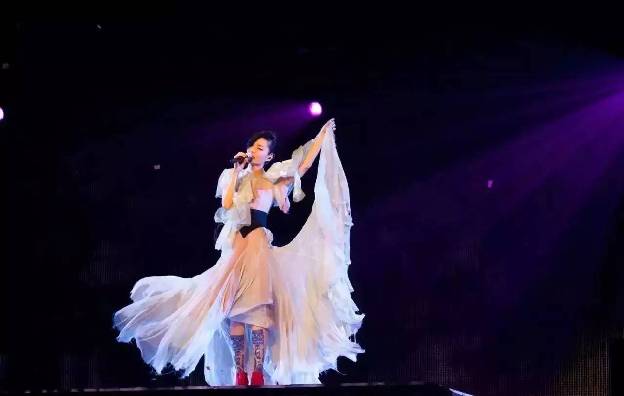 天价？跑调？那又怎样？王菲依旧是那个超级时尚IT