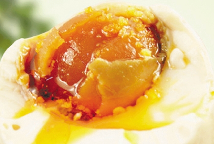 水腌咸鸭蛋怎么腌能出红油呢,自制流油咸鸭蛋步骤