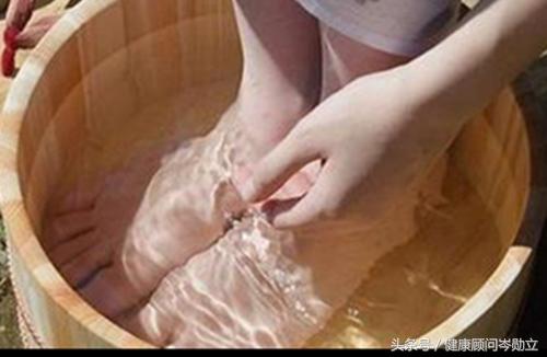 湿气重脚臭怎么解决,脚臭到底是不是有什么病啊