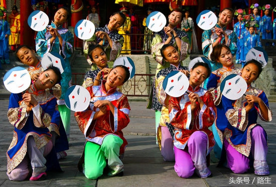 满族人过年有讲究:年猪不得有白毛,还要请乌鸦来吃肉?