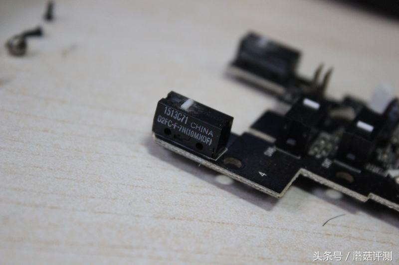 雷蛇帝王蟒微动鼠标更换,雷蛇蝰蛇鼠标更换微动视频